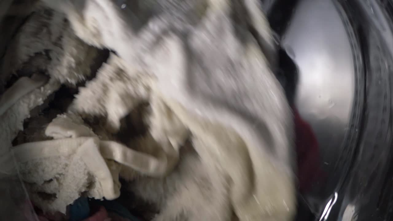 세탁기에 빨래가 돌아가는 중