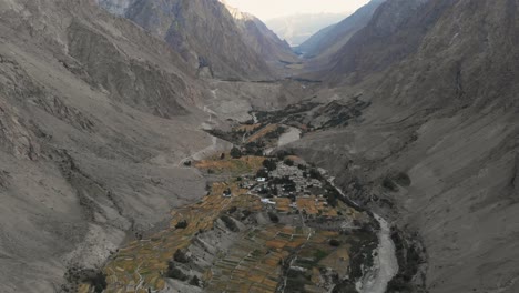 Aerial-Drone-fly-small-mountain-village-dry-valley-at-Hushe,-Pakistan-landscape