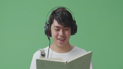 joven leyendo un libro con auriculares