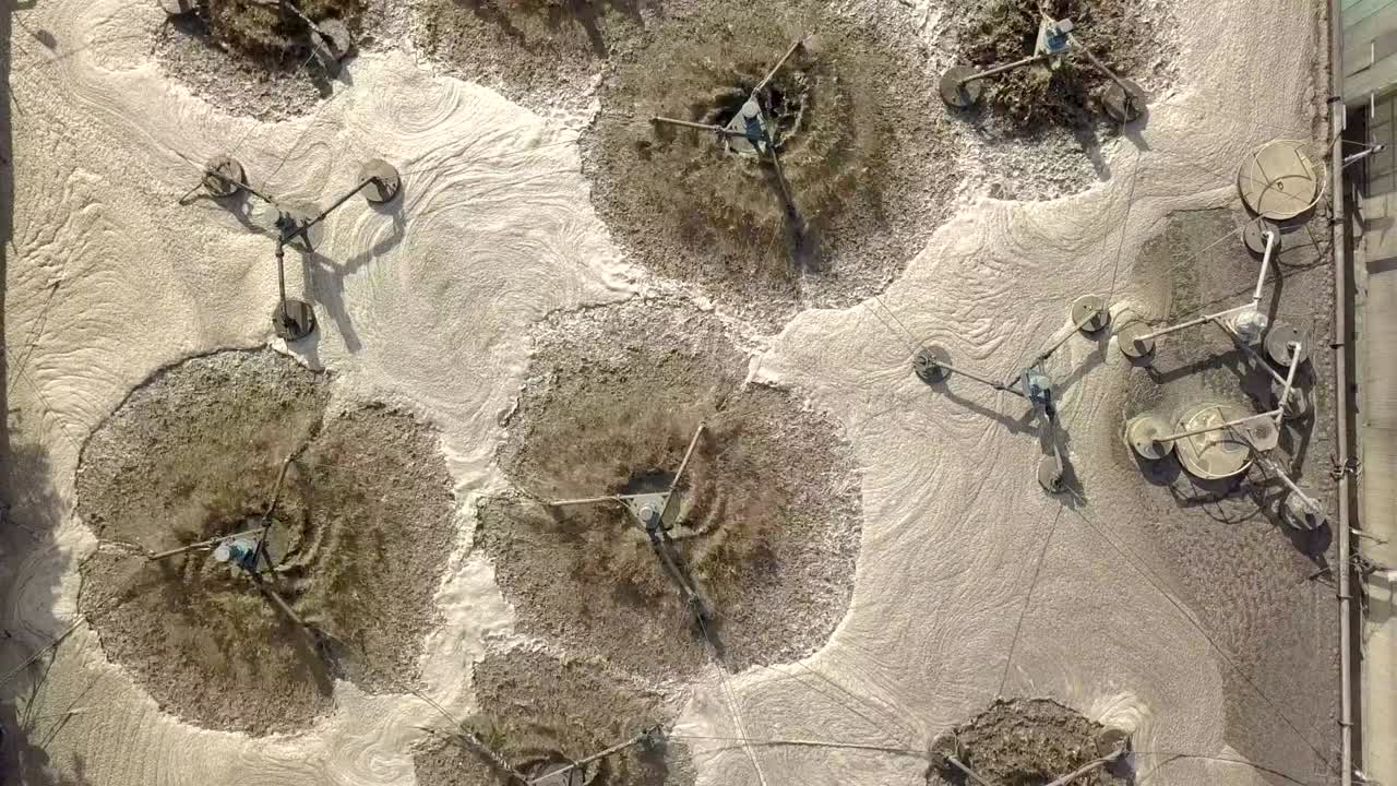 공중 상단에서 볼 수 있는 산업 구역의 폐수 처리 시스템의 4k