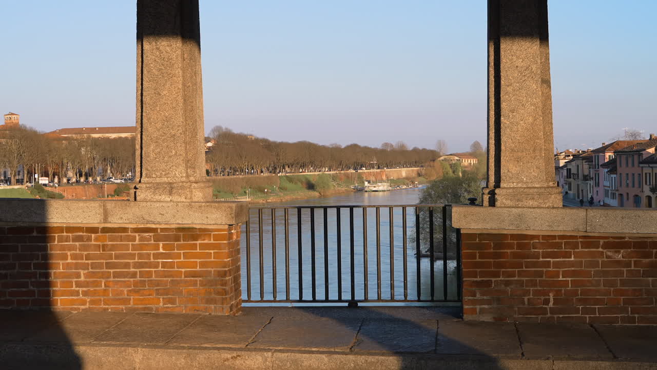 impresionante vista desde el puente sobre el río ticino en la ciudad de pavia al atardecer, lombardía, italia