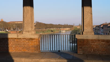 Tolle-Aussicht-Von-Der-Brücke-über-Den-Fluss-Ticino-In-Der-Stadt-Pavia-Bei-Sonnenuntergang,-Lombardei,-Italien