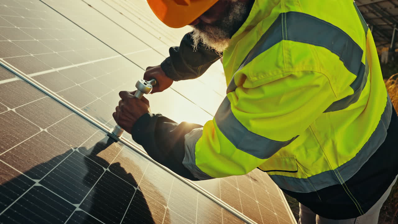 trabajador de paneles solares, mantenimiento y construcción