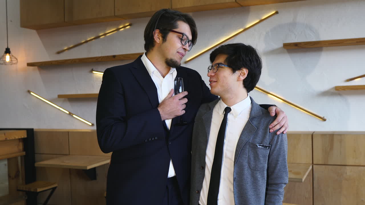 두 남자가 카페에서 축하하고 있다.