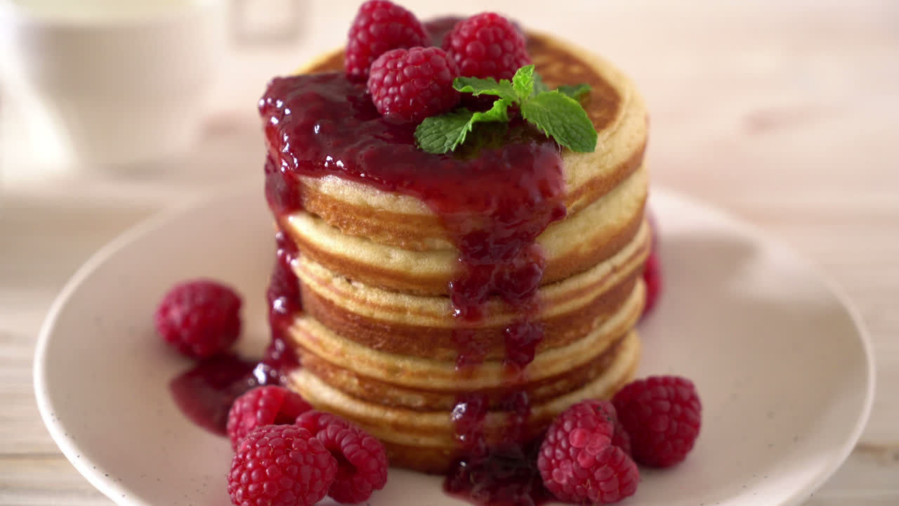 panqueque suave con frambuesas frescas