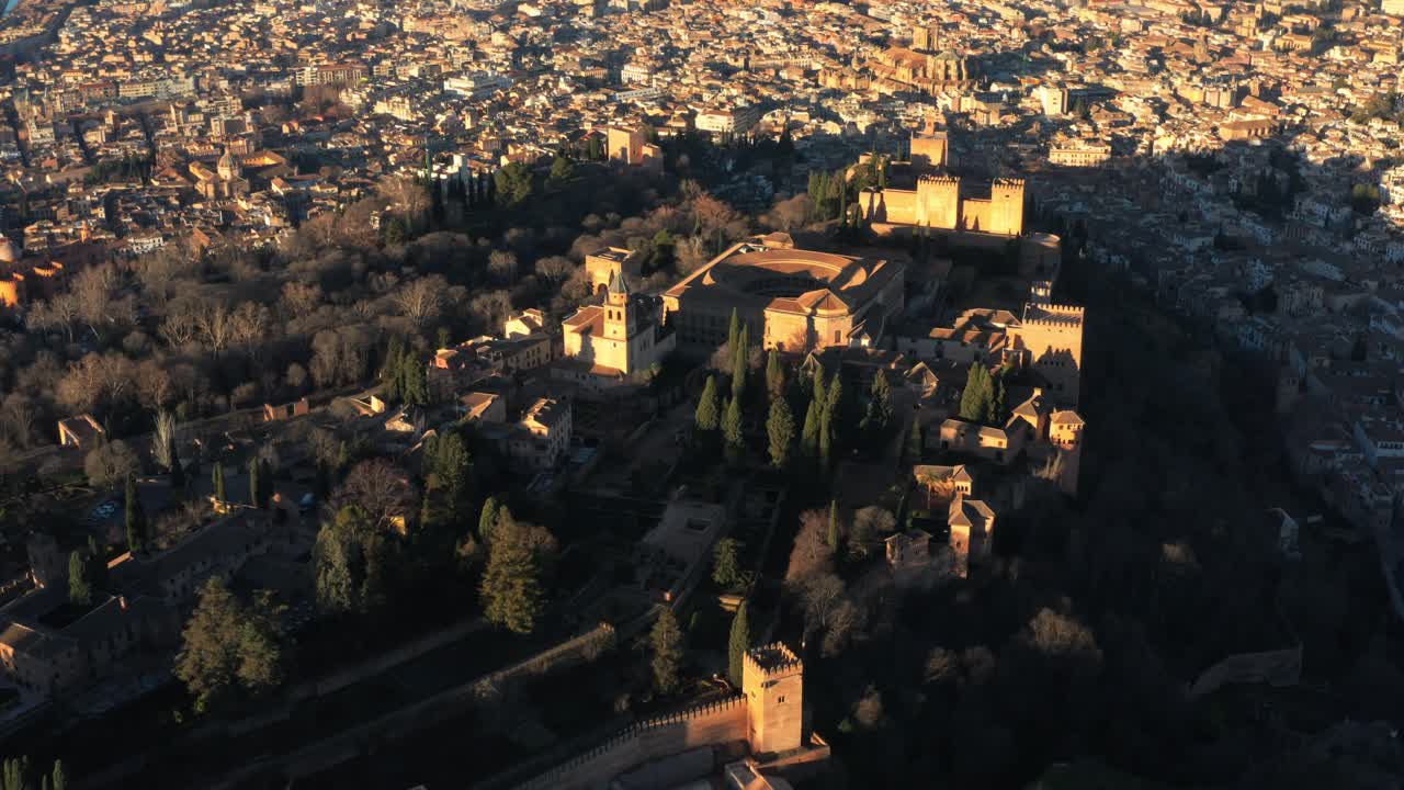 revelación aérea de drones de la alhambra en granada, españa, revelando la ciudad