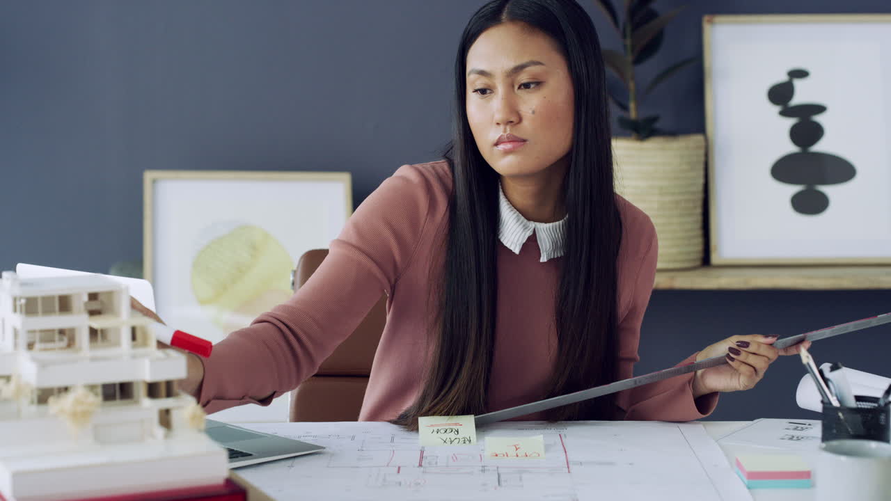 매력적인 젊은 여성 건축가