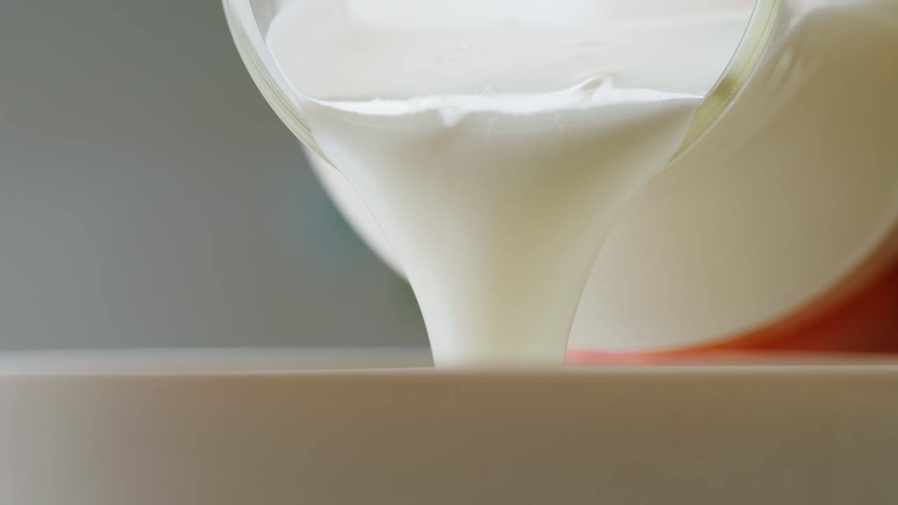 vertiendo yogur en un tazón