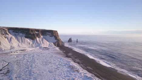 Vista-Aérea-De-La-Playa-De-Arena-Negra-Reynisfjara