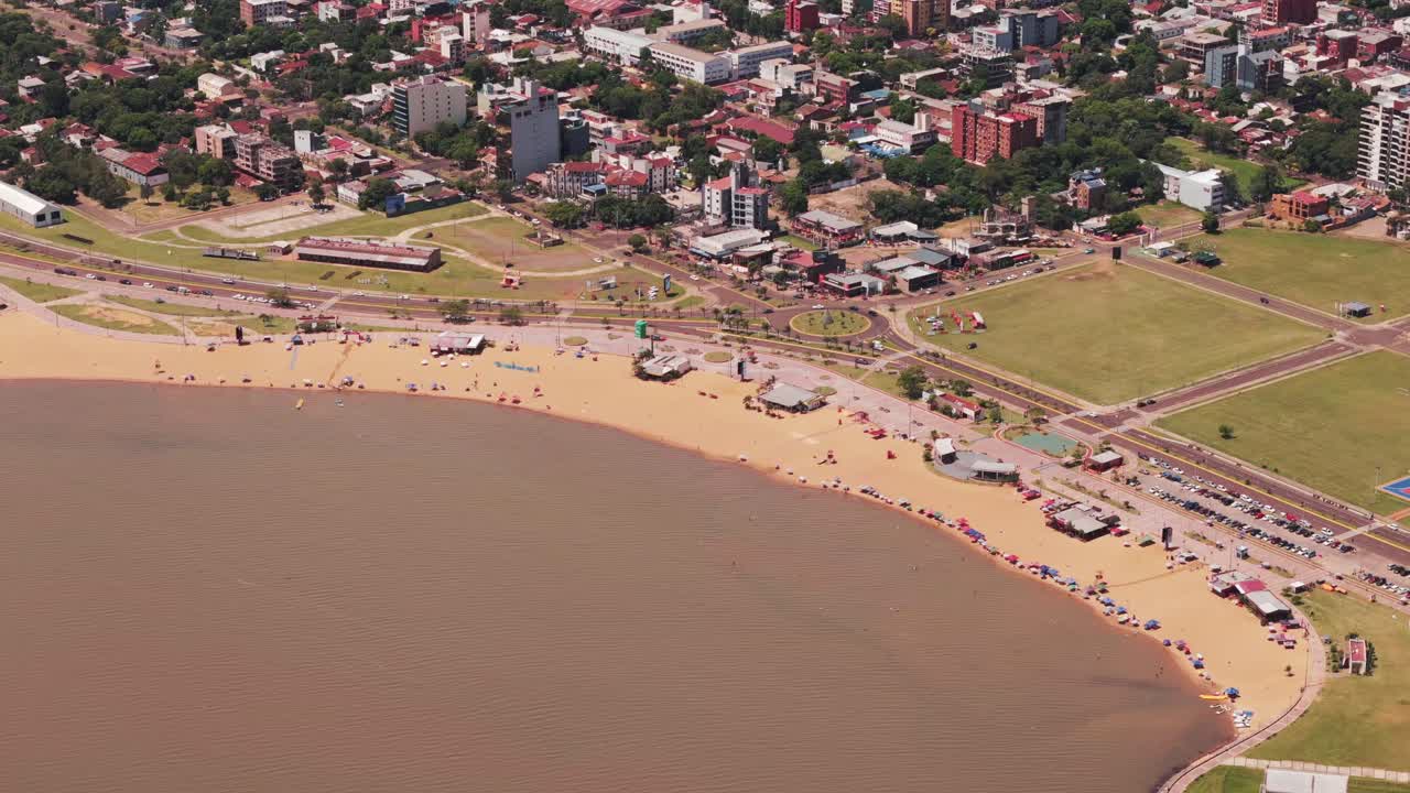 una playa en la encarnación, itapúa, paraguay