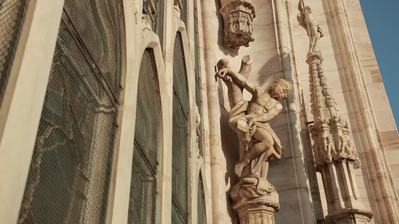 미란 대성당을 장식하는 성도와 순교자 조각품 (duomo di milano)