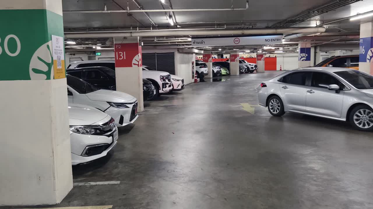 자동차가 있는 지하 주차장