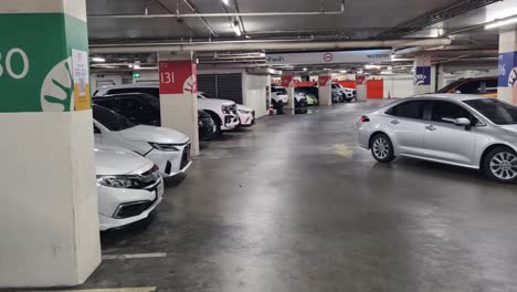 estacionamiento subterráneo con automóviles