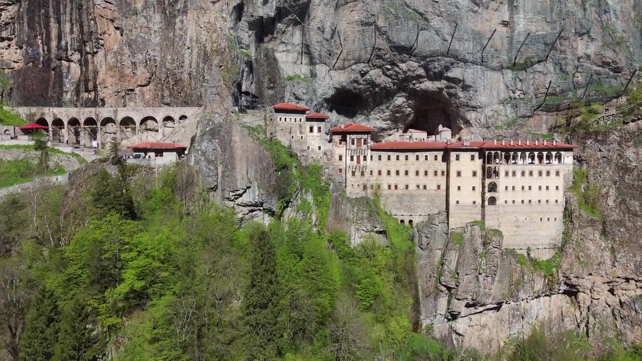 Ripresa con drone del Monastero di Sumela scavato nelle aspre scogliere montane della Valle di Altindere. Punto di riferimento archeologico iconico, paesaggio forestale e turismo del patrimonio culturale in Turchia