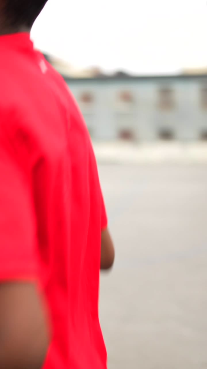 hombre corriendo al aire libre