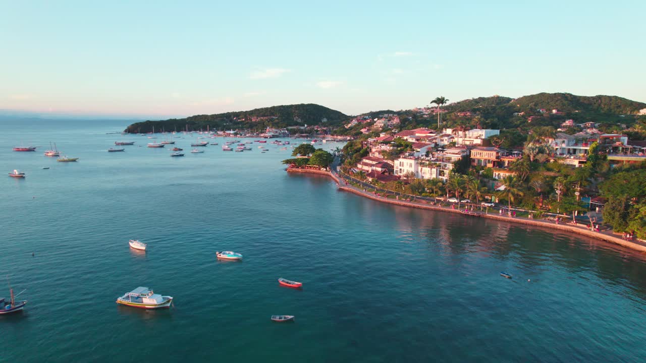 Plano geral aéreo da costa de Búzios, com a Praia dos Ossos e Armação de Búzios
