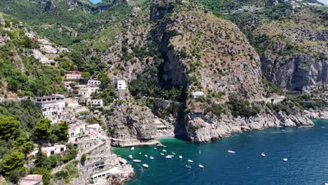 Vista-Giratoria-De-Drones-De-La-Impresionante-Playa-De-Marina-Di-Praia,-Costa-De-Amalfi,-Italia,-Región-De-Campania