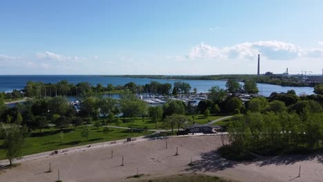 Drohne-Fliegt-An-Einem-Sommertag-Um-Den-Sonnigen-Strand-Von-Toronto-Mit-Volleyballplätzen-Darunter