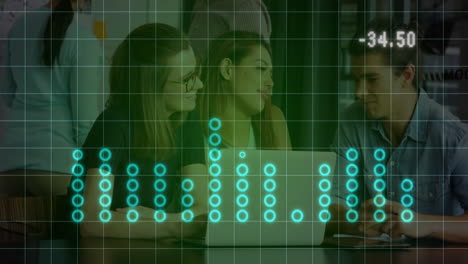 animación de procesamiento de datos sobre colegas caucásicos hablando en la oficina