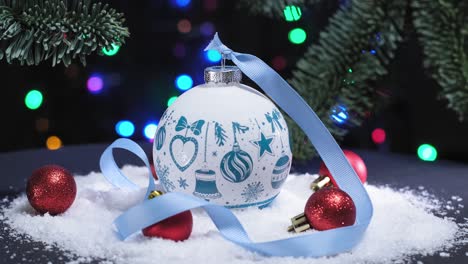 4k. juguetes de bola blanca y roja de año nuevo en fondo bokeh. decoración de navidad y año nuevo. fondo de vacaciones bokeh. luces de árbol de navidad parpadeando.