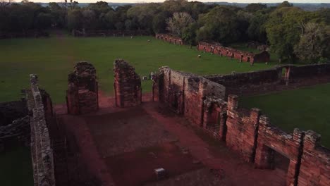 Dramáticas-Imágenes-Aéreas-De-Drones-Del-Antiguo-Sitio-De-Ruinas-De-San-Ignacio,-Argentina,-Rodeado-Por-Un-Exuberante-Bosque-Verde