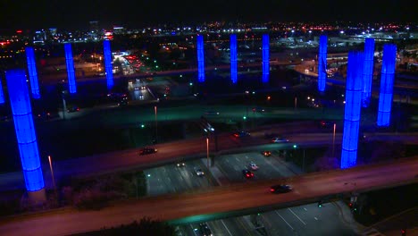 Ein-Überblick-über-Den-Internationalen-Flughafen-Von-Los-Angeles-In-Der-Abenddämmerung-Mit-Ankommendem-Verkehr-1