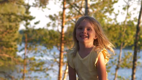 Niña-Sonriente-En-El-Bosque-Al-Sol,-Cámara-Lenta