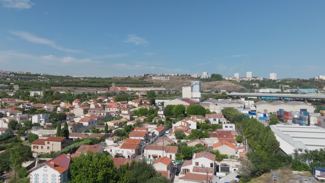 una amplia toma del letrero con vistas a marsella, francia