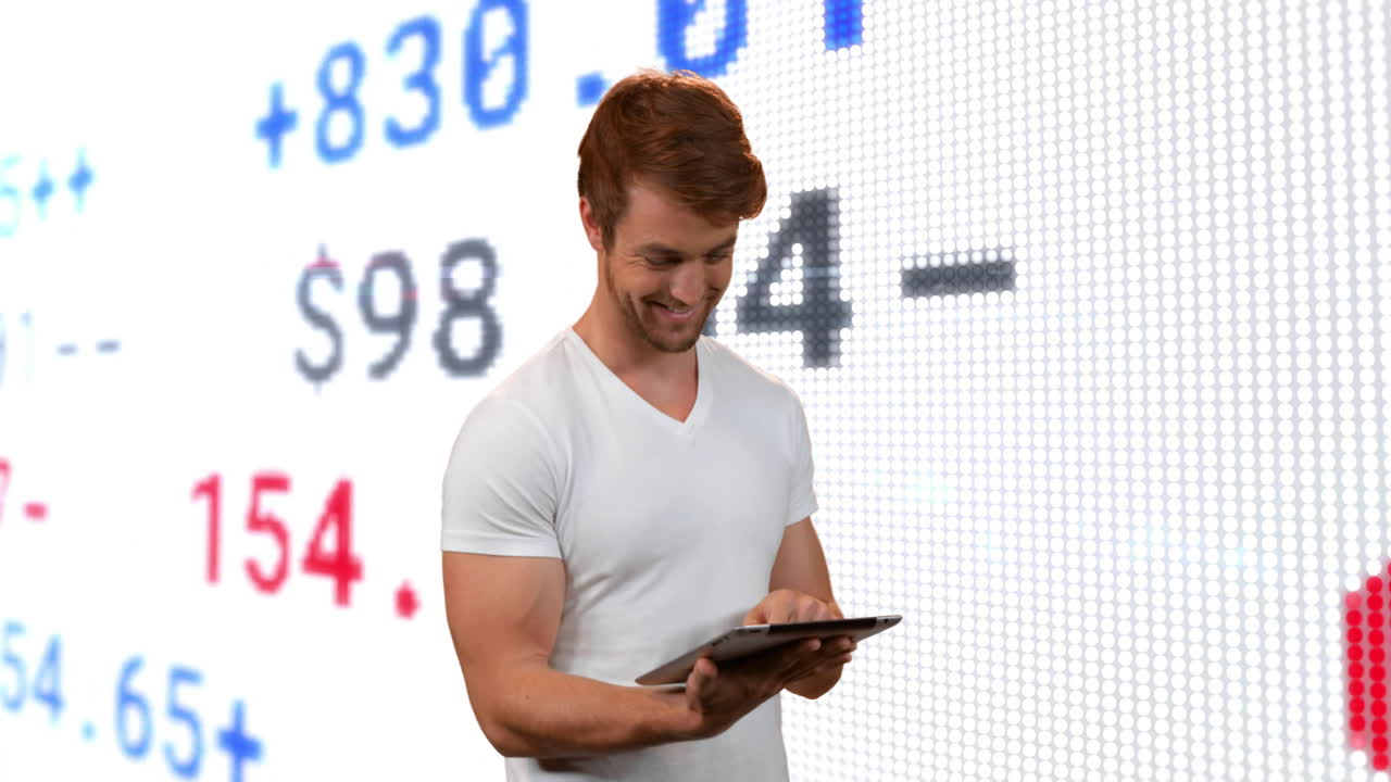 animación del procesamiento de datos financieros sobre el hombre caucásico usando una tableta.