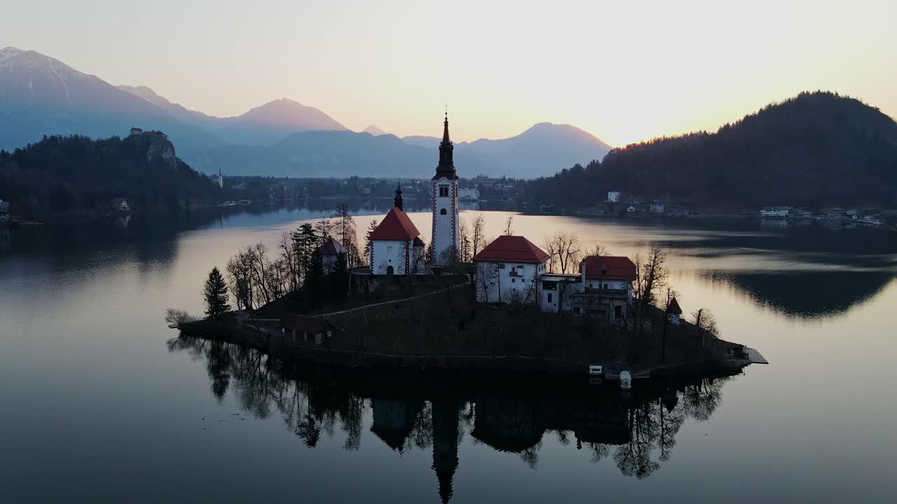 Drone della Chiesa dell'Assunzione - Isola di Bled che risplende all'alba in primavera