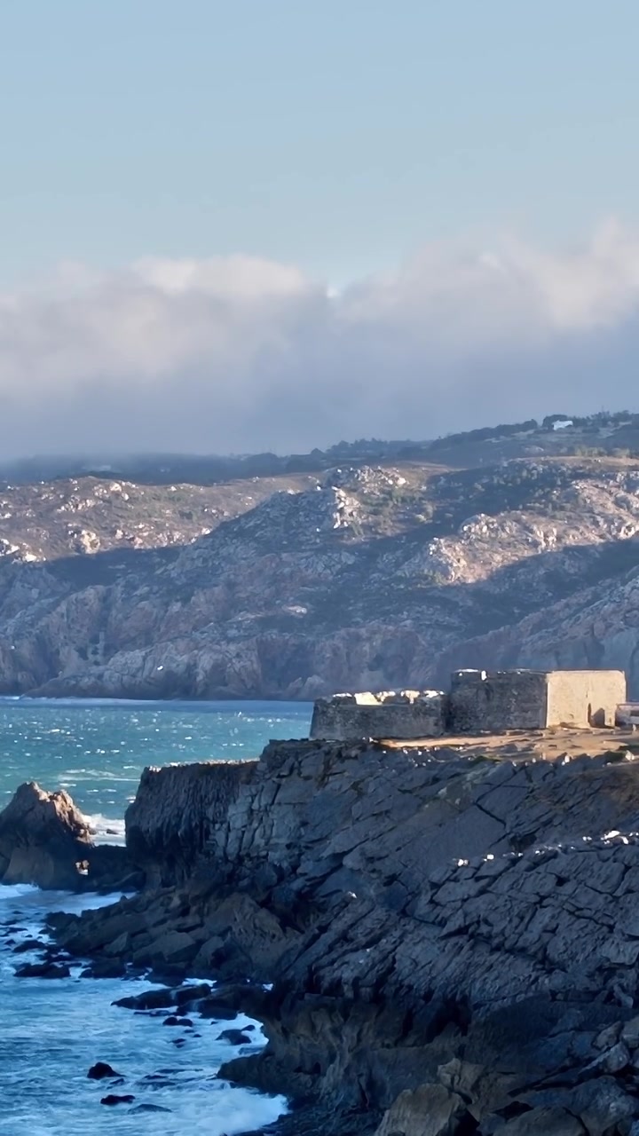 Vista della costa portoghese con scogliere rocciose e onde oceaniche
