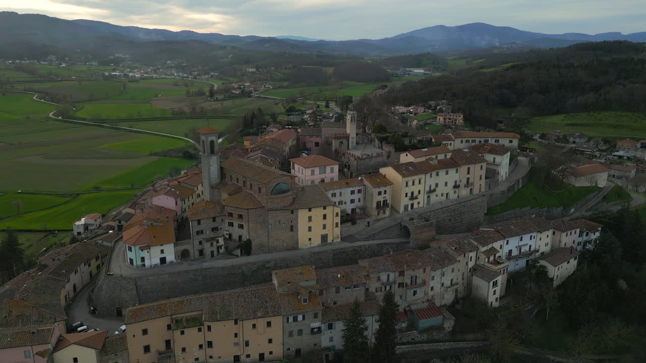vistas mágicas de monterchi al atardecer en la provincia de arezzo, italia