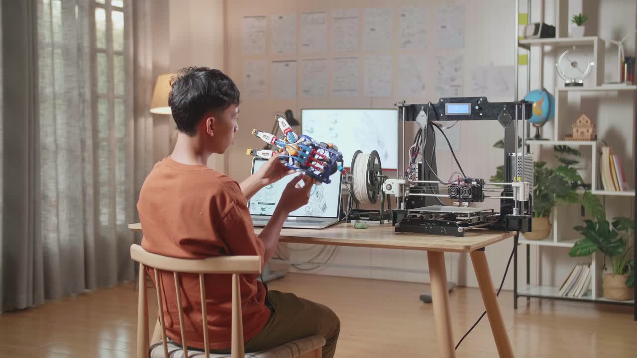 3d 인쇄된 모델을 작업하는 학생