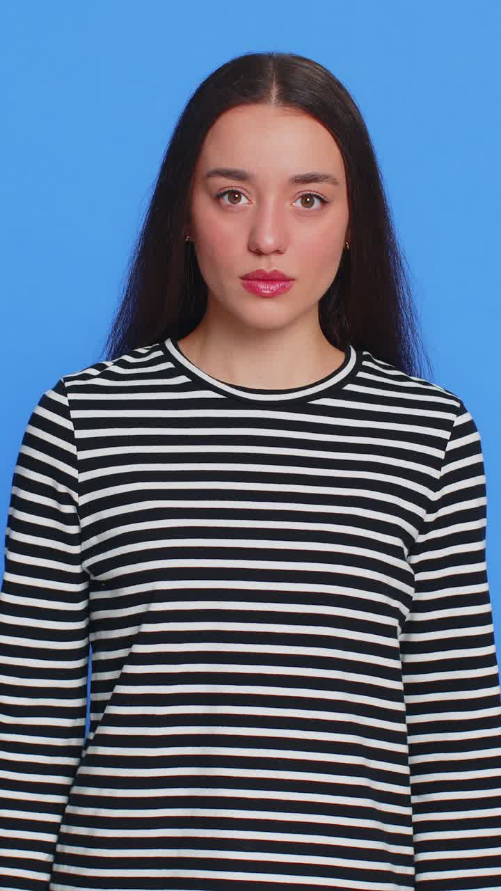 젊은 여성은 손가락을 입술에 러 침을 지시하는 몸짓, 비밀을 말하지 않는 표시, 소문, 사생활을 멈추는.