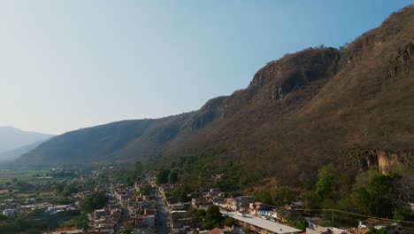 Tamazula-de-Gordiano,-Jalisco,-Mexico---A-Panoramic-Vista-of-Mountain-Foothill-Communities---Drone-Flying-Forward