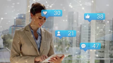 animación de la red de conexiones y iconos de las redes sociales sobre mujeres de negocios caucásicas.