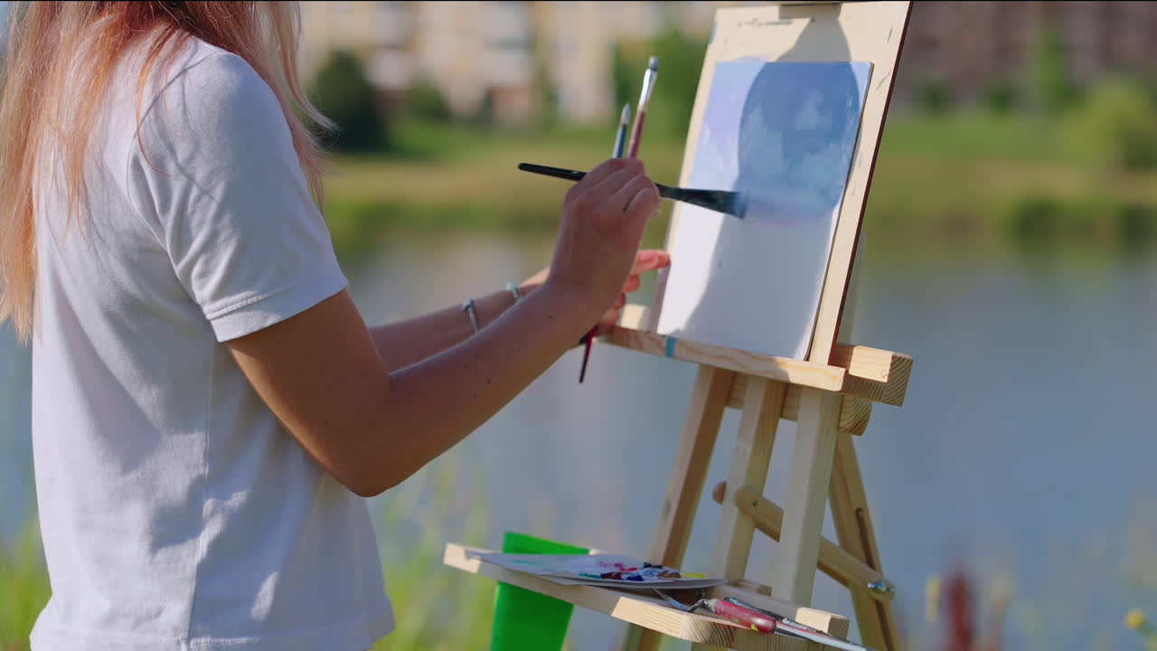 호수 에서 야외에서 그림을 그리는 여자