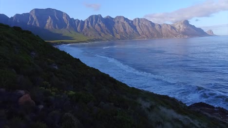 Toma-De-Dron-4k-De-La-Hermosa-Costa,-Cerca-De-La-Bahía-De-Elands-A-Lo-Largo-De-La-Carretera-R44-Desde-La-Bahía-De-Gordon-Hasta-La-Bahía-De-Betties,-Cabo-Occidental,-Sudáfrica