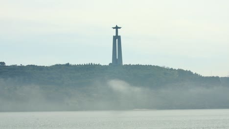 Wunderschöne-Aufnahme-Der-Riesigen-Cristo-Rei-Statue-Auf-Der-Almada-In-Lissabon,-Portugal