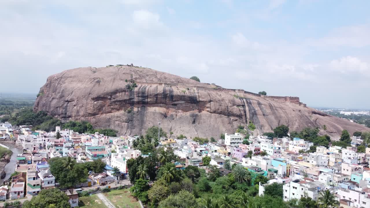 인도 타밀나두 주 딘디굴 암벽 요새의 드론 촬영