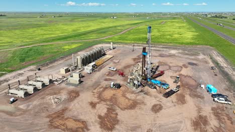 sitio de perforación de petróleo en una zona remota en ee.uu.