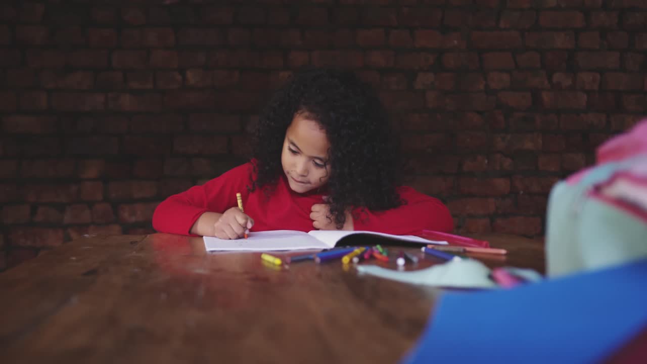 la familia pasa tiempo juntos en casa