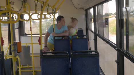 padres e hijo en el autobús