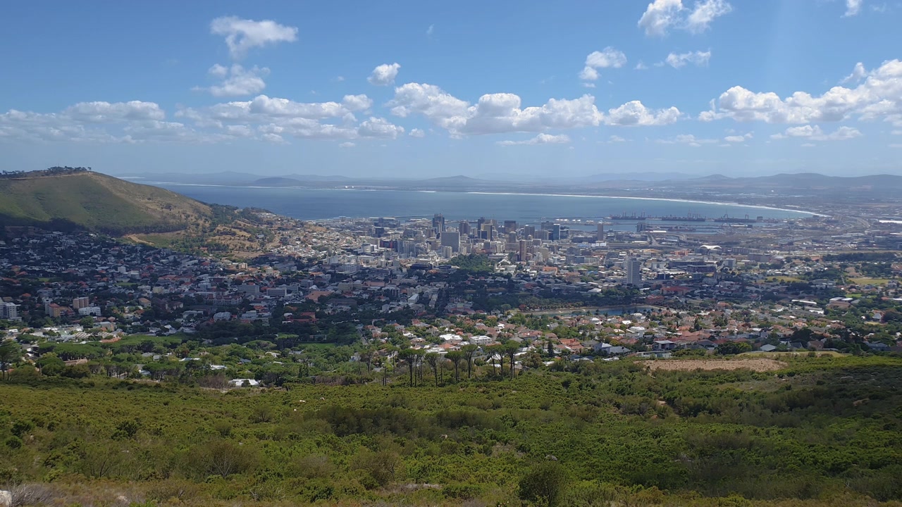 Città del Capo, Sudafrica, vista panoramica della capitale, vista da una collina. Paesaggio diurno e soleggiato della Repubblica del Sudafrica con edifici bassi e grattacieli lungo la regione costiera.