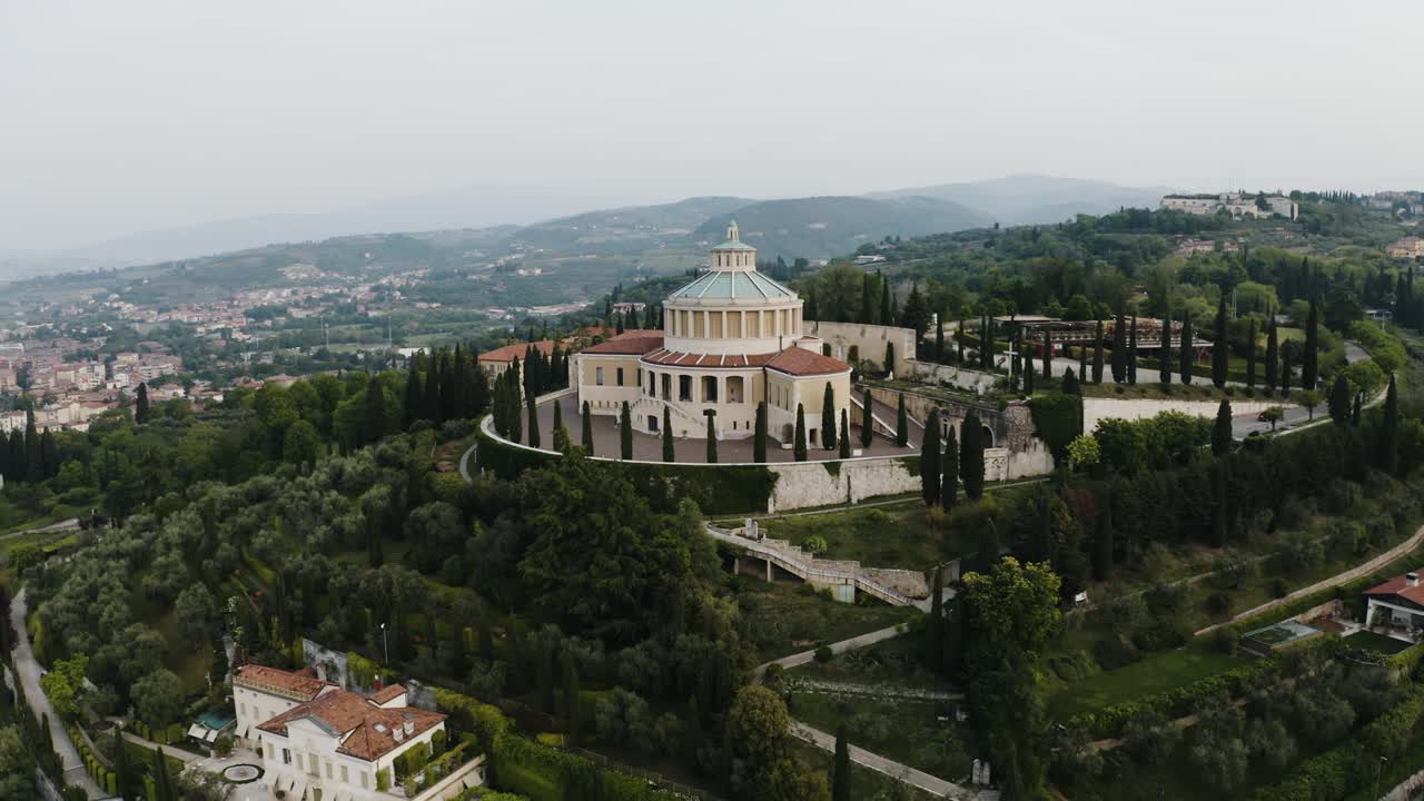 이탈리아 베로나 의 성당 인 산투아리오 델라 마돈나 디 루르데스 의 공중 사진