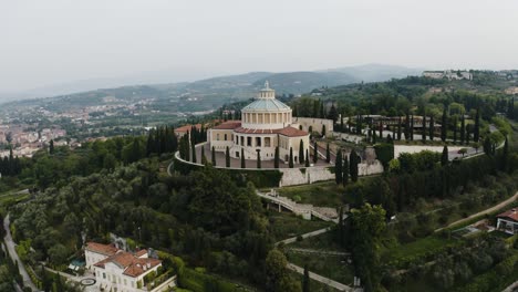 vista aérea del santuario de la virgen de lourdes, la iglesia de verona, italia