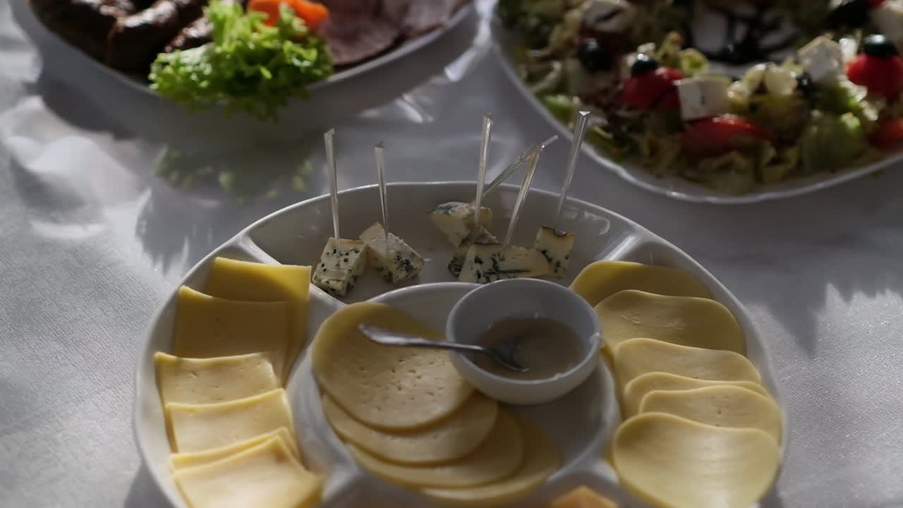 네 가지 치즈와 소스로 만든 고급 요리