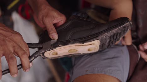 reparación de zapatos en curso