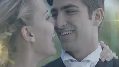Animation-Des-Lichts-über-Einem-Glücklichen-Kaukasischen-Frisch-Verheirateten-Paar,-Das-Sich-Küsst