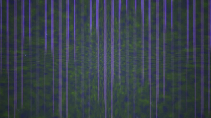Abstrakter Hintergrund mit vertikalen lila Linien und grüner Textur